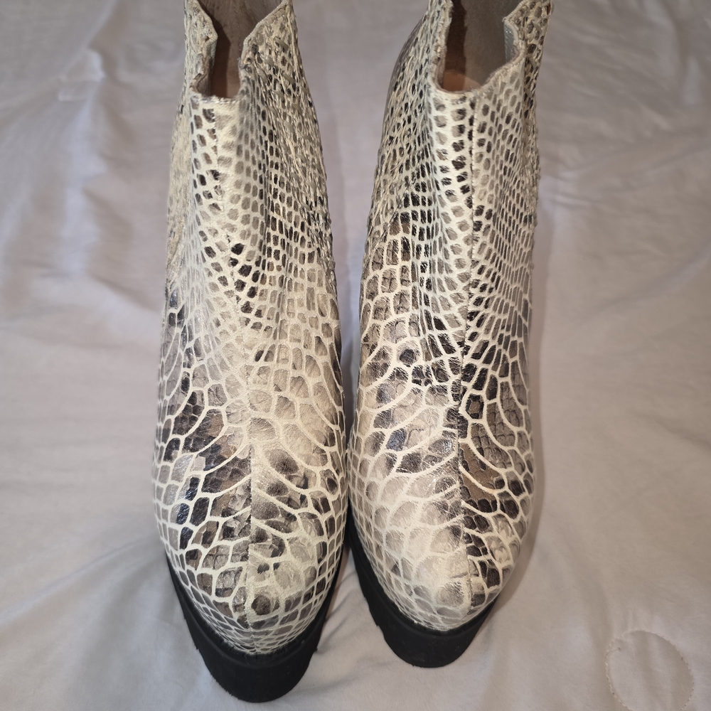 SENSO Cream and Black Snakeskin Ankle Boots